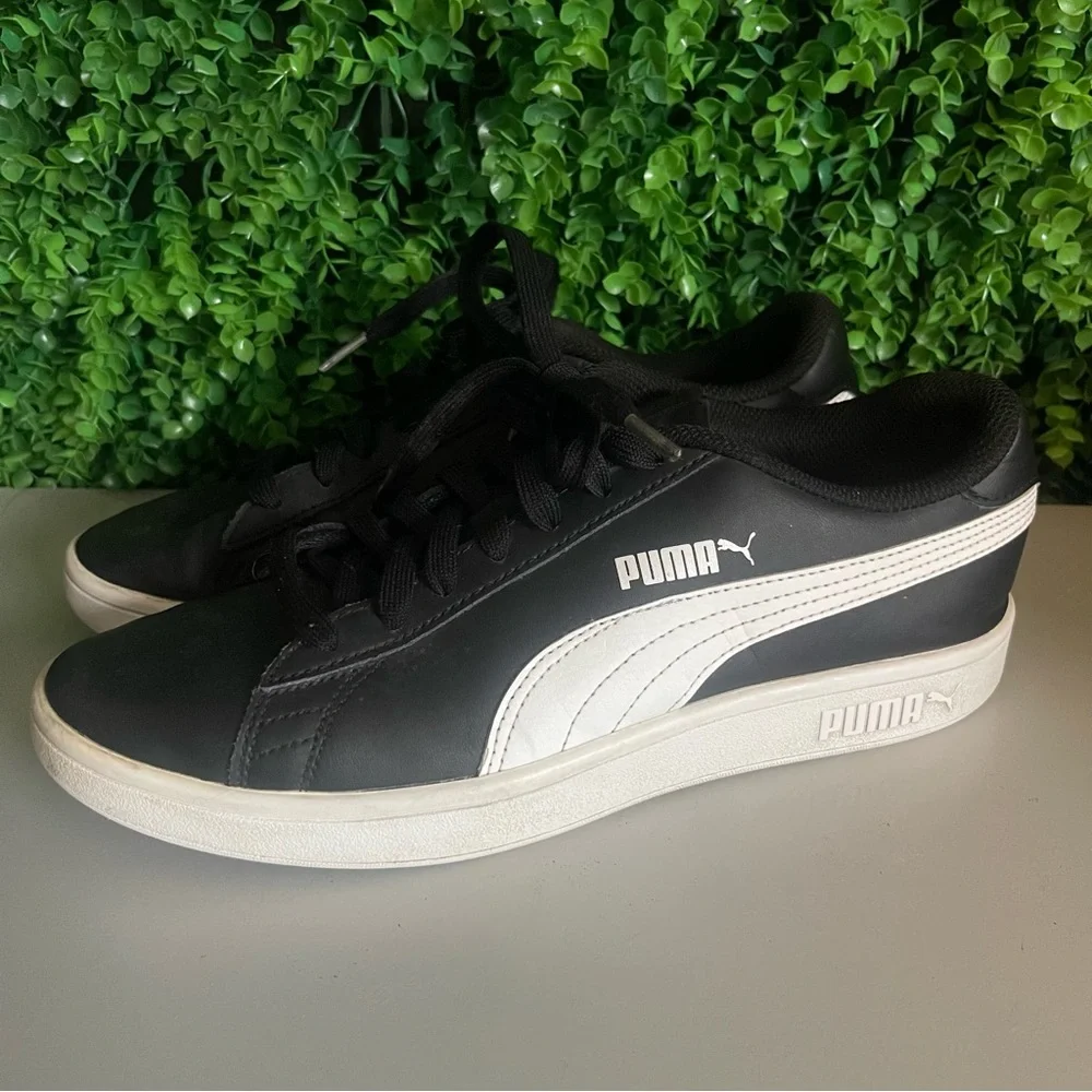 PUMA Smash V2 Sneaker 374513-04 Men's 8.5 Black and White